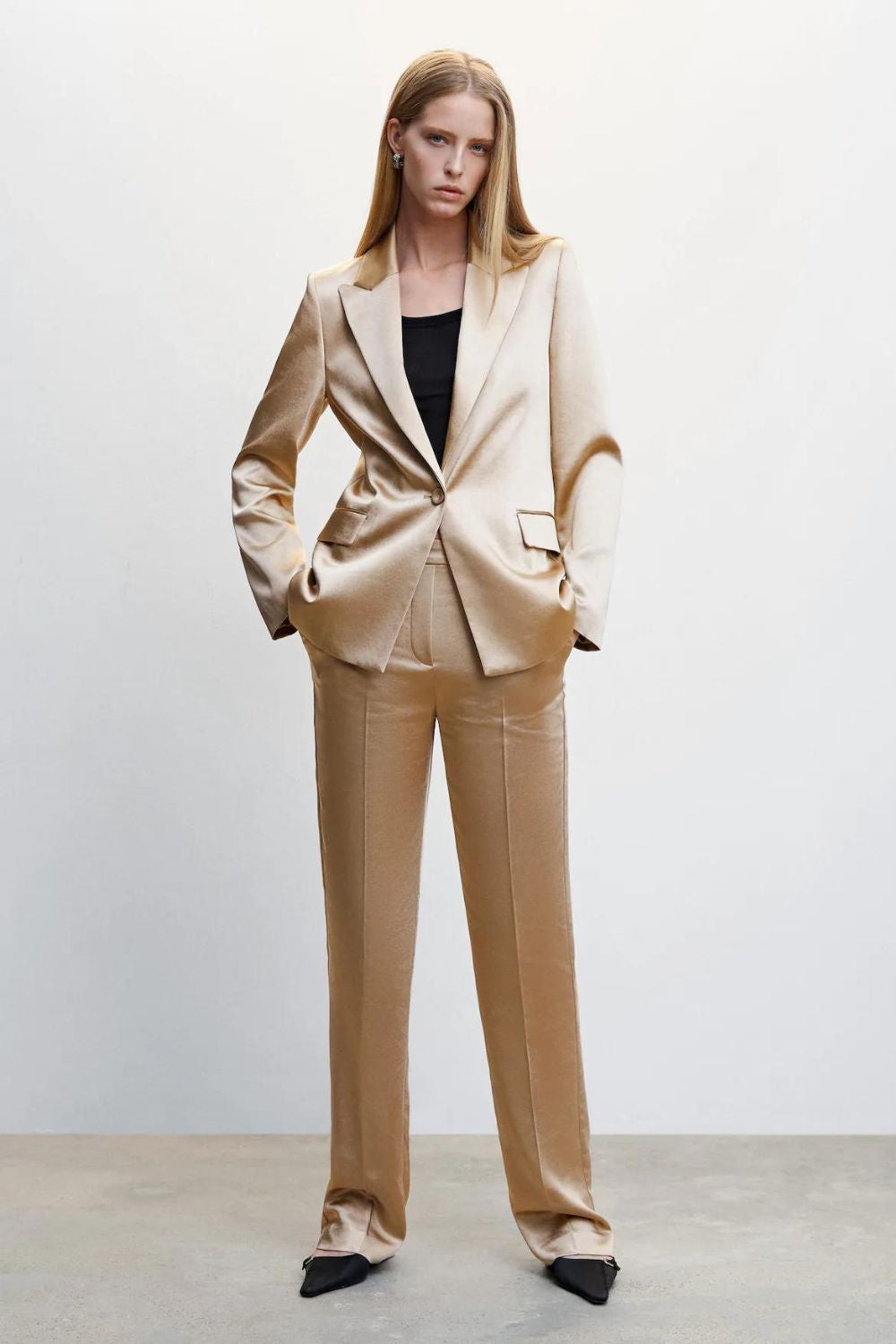 Traje satinado de Mango. Chaqueta 69,99 euros y pantalón 45,99 euros. 