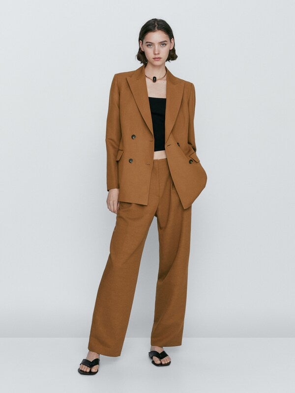 Traje de Massimo Dutti en color tierra. Chaqueta 149 euros y pantalón 69,95 euros. 