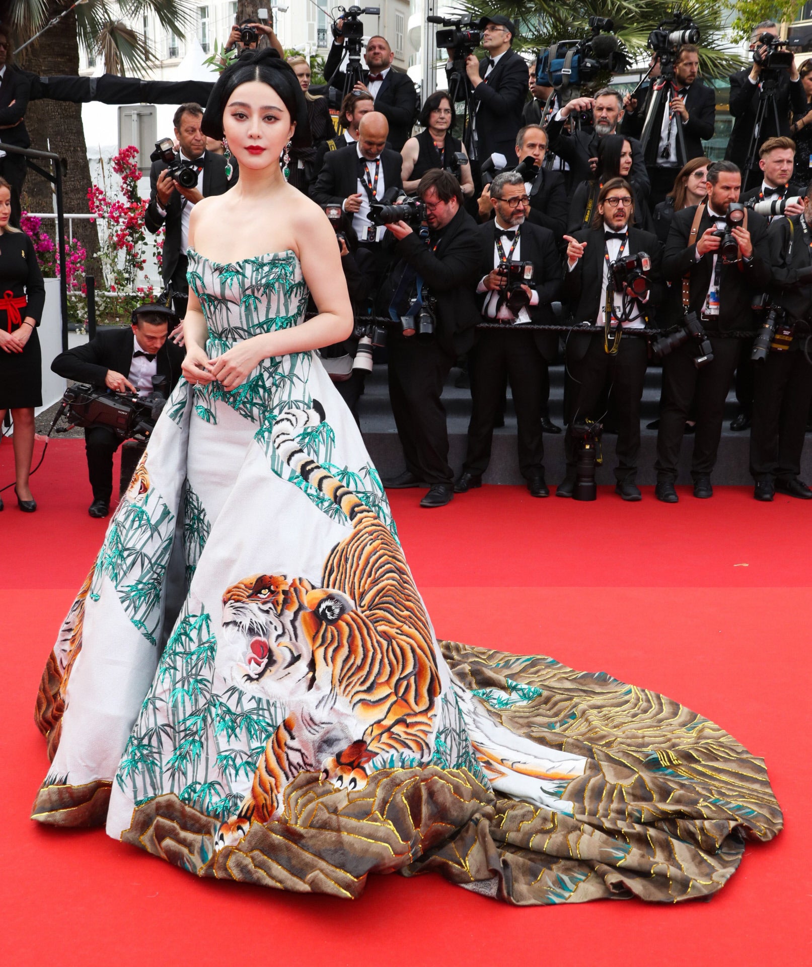 Fan Bingbing se atrevió con un diseño palabra de honor estampado con motivos orientales de Christopher Bu. 