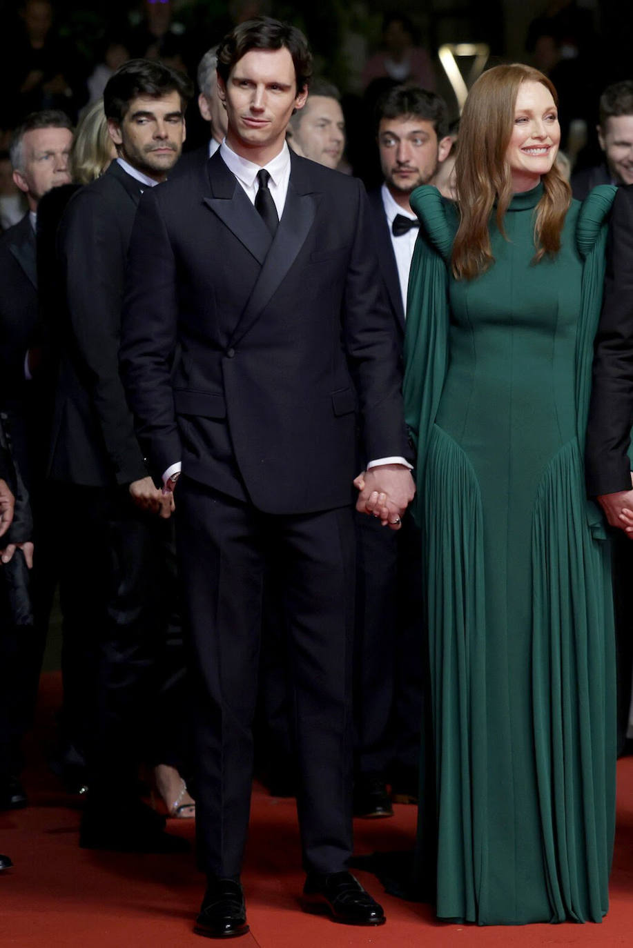 Julianne Moore apostó por un vestido verde hecho a medida de Louis Vuitton y joyas de la misma marca. Cori Michael Smith llevó un esmoquin negro con solapa de pico de Dior. 