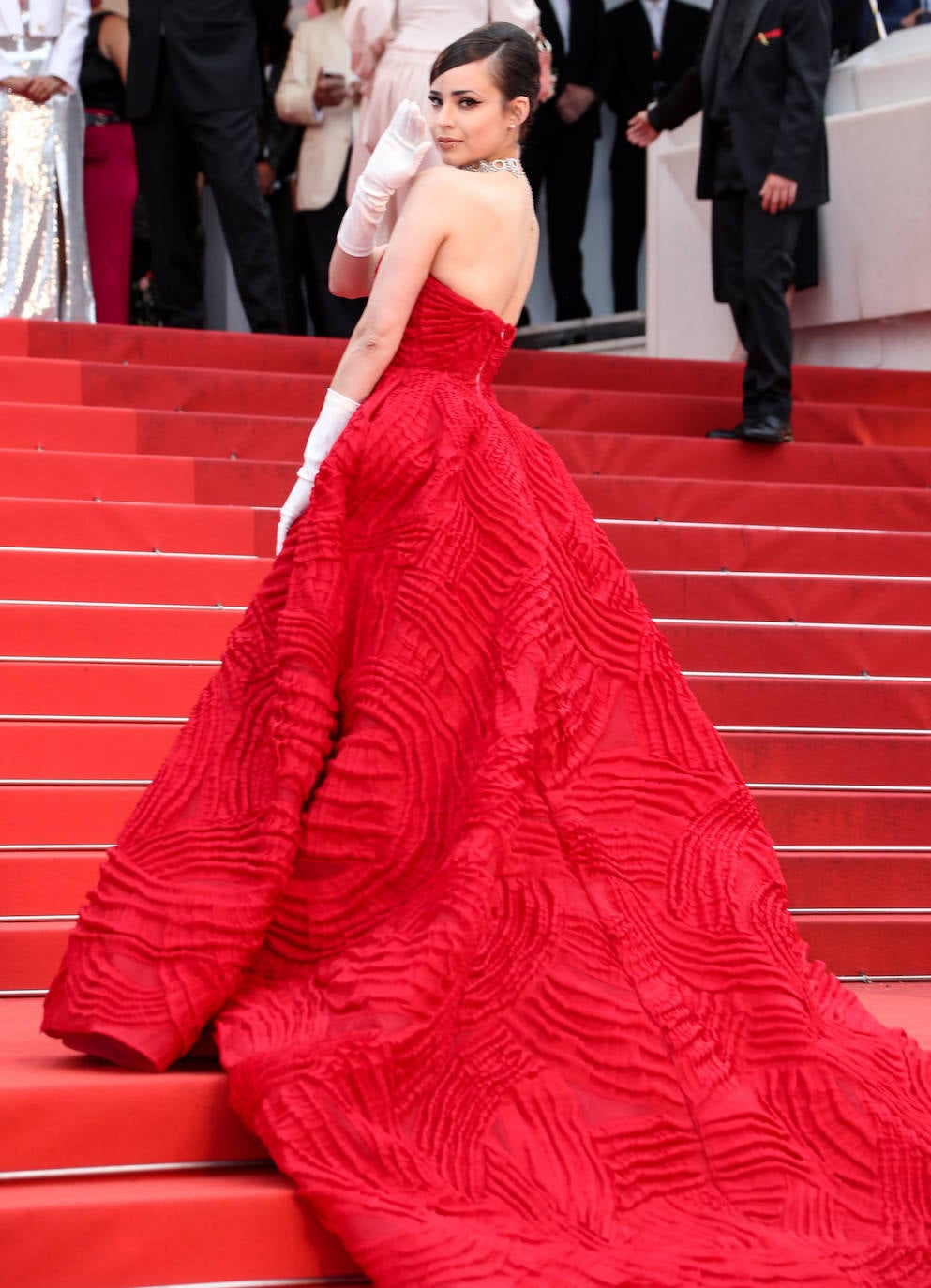 Sofia Carson apostó por el rojo con un maravilloso vestido de cola bordado de Elie Saab y un recogido para el pelo. 