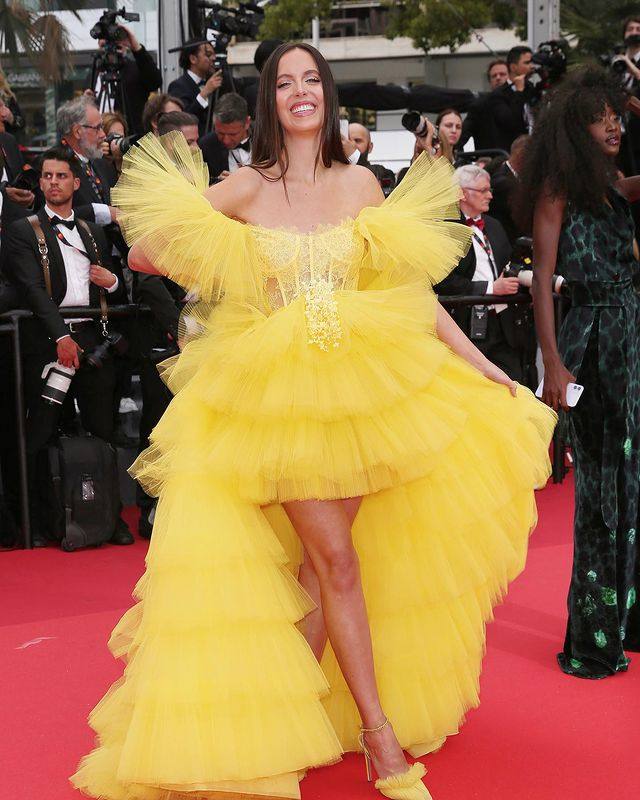 Marta Sierra, influencer española, lució un voluminoso vestido amarillo de Yolancris que combinó con unos tacones del mismo color de Andrea Wazen. 