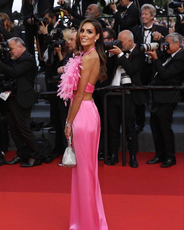 La joven Noelia Bonilla apostó por un 'total look' fucsia decorado con plumas en la parte delantera.