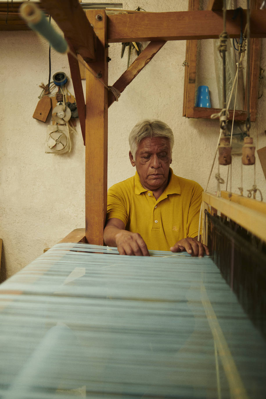 El artesano mexicano Virgilio Arturo García Ruiz en cuyo taller se han tejido algunos de los huipiles de cadenilla que han servido para adornar diversas prendas de la colección. 