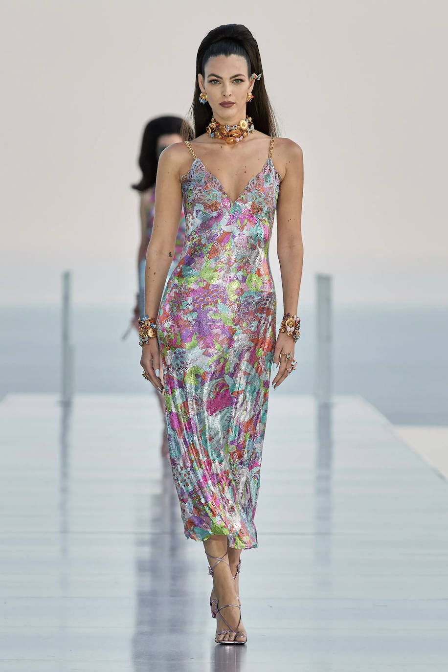 Desfile en Cannes de la nueva colección de Dua Lipa y Versace, 'La Vacanza'.