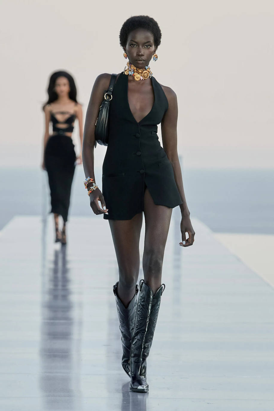 Desfile en Cannes de la nueva colección de Dua Lipa y Versace, 'La Vacanza'.