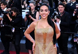 Georgina Rodríguez brilla en el Festival de Cannes con vestido de sirena en color oro