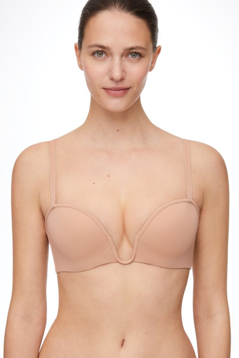 Oysho. Sujetador bandeau con aro y escote en forma de ‘U’ y tirantes ajustables, realizado en un tejido de poliamida con acabados invisibles para una mayor comodidad. Precio: 25,99€.