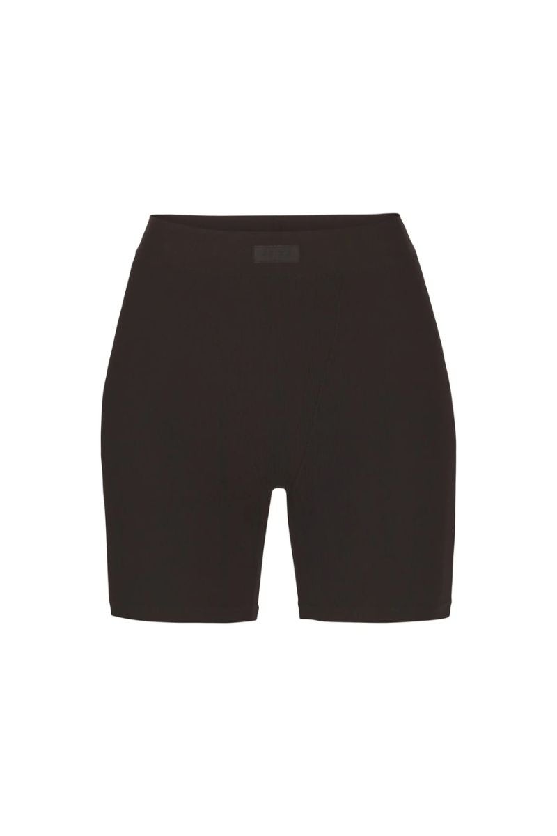 Skims. Bóxer moldeador confeccionado con un tejido acanalado suave y transpirable. Un diseño inspirado en el mundo deportivo para las amantes del athleisure. Precio: 40€.