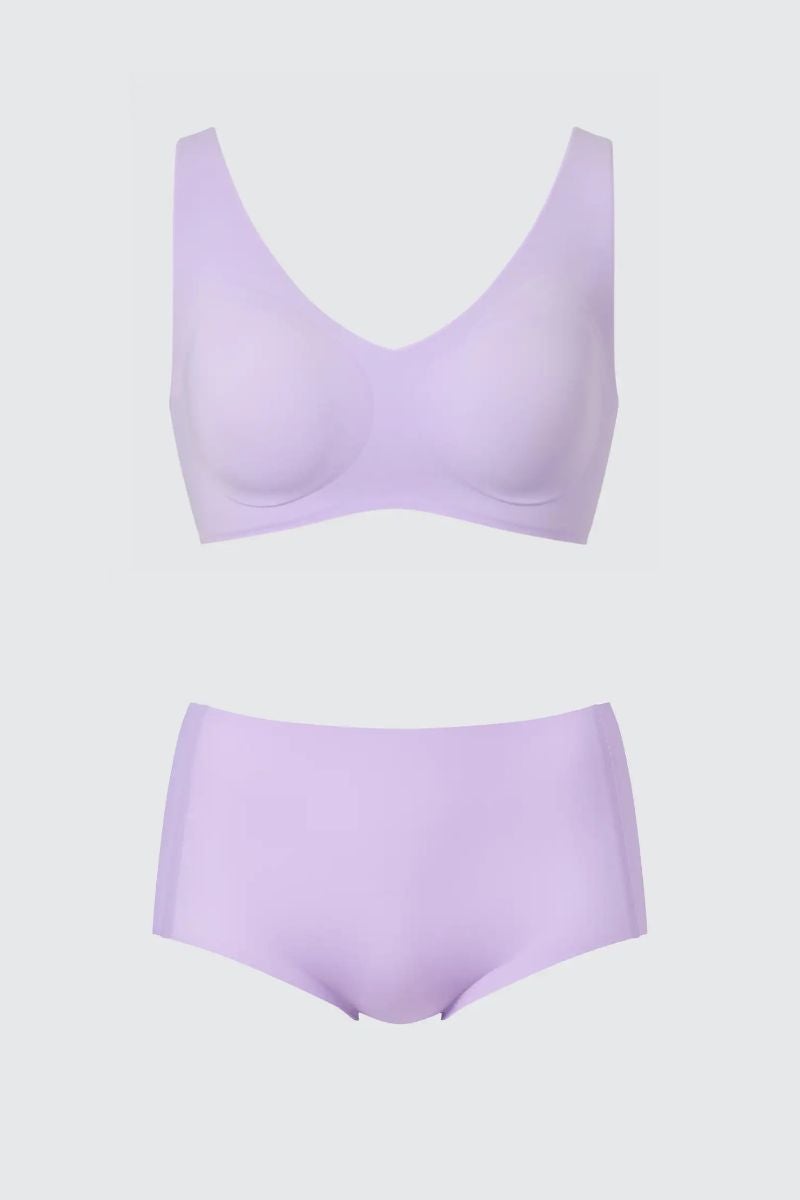 Uniqlo.  Sujetador sin aros modelo ‘Ultrarelax’ con remates planos y sin costuras en el escote y braguita ‘Airism’ sin costuras de tiro alto. Precio: 24,90€ y 9,90€ respectivamente.