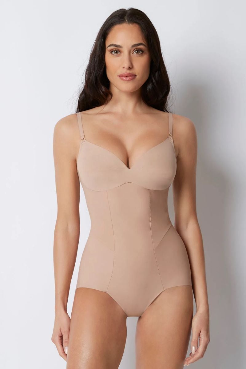 Yamamay. Body moldeador 'Sculpt Zero' . Un diseño invisible bajo la ropa gracias a los acabados láser: contiene el abdomen, reduce la cintura y ayuda a esculpir los glúteos. Además, sostiene firmemente el pecho  gracias a los aros y las copas diferenciadas, que garantizan un ajuste perfecto para todos los cuerpos, incluso los que poseen muchas curvas.