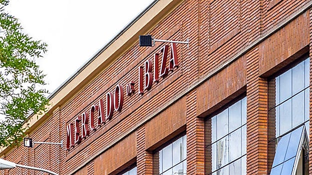 Mercadillo ibicenco en el Mercado de Ibiza de Madrid