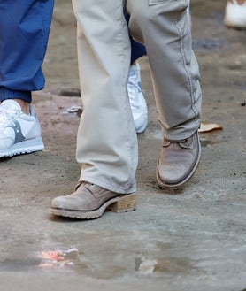 Imagen secundaria 2 - Botas Panama Jack y chaleco: el uniforme de trabajo de la reina Letizia en Colombia