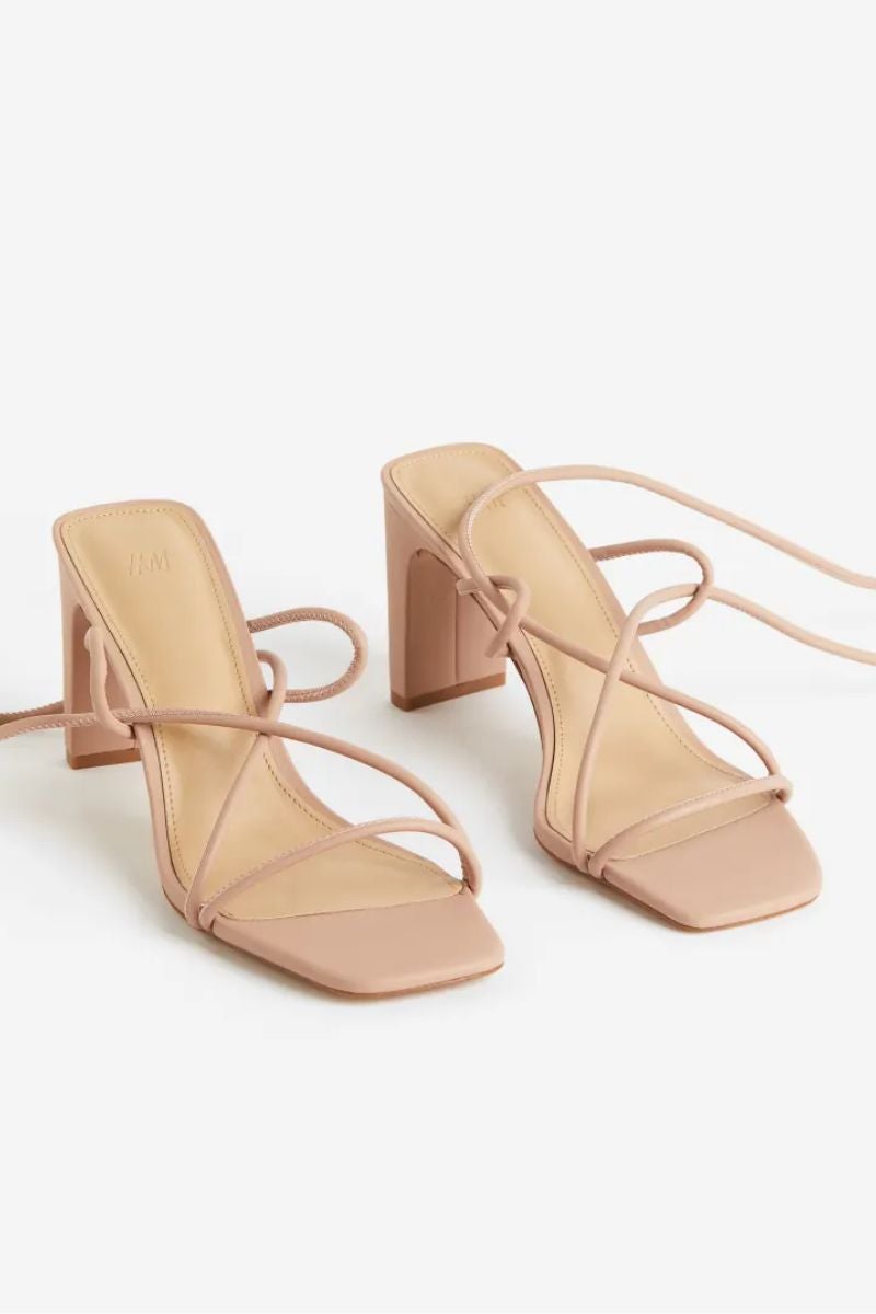 H&M. Sandalias  en tonos nude con la puntera cuadrada y tacón de 8 centímetros que incluyen finas tiras en el empeine que se cruzan en el tobillo. Un diseño muy cómodo que salvará a más de una en las bodas veraniegas. Precio: 29,99€.