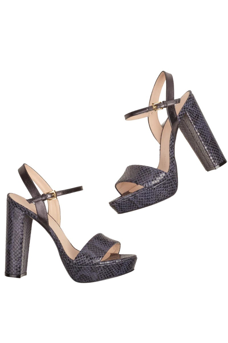 Inés Martín Alcalde x Fígara. Sandalias Azores en color petróleo.  Un diseño de Inés Martín Alcalde en colaboración con Fígara y que se vende en exclusiva en la web de la diseñadora madrileña por 200€. Destacan por su comodidad gracias a su plataforma y el detalle de la pulsera atada al tobillo. Una apuesta segura para los momentos más especiales.