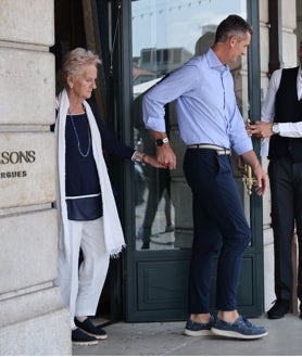 Imagen Secundaria 2 - C Irene Urdangarin y algunos de sus familiares salen del Hotel Four Seasons