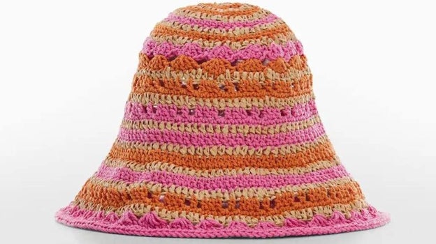 Gorro 'bucket' de colores. 15.99 euros en Mango.