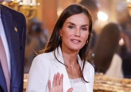 De blanco y con top lencero: el look de la Reina Letizia para una mañana de reuniones en el Palacio Real