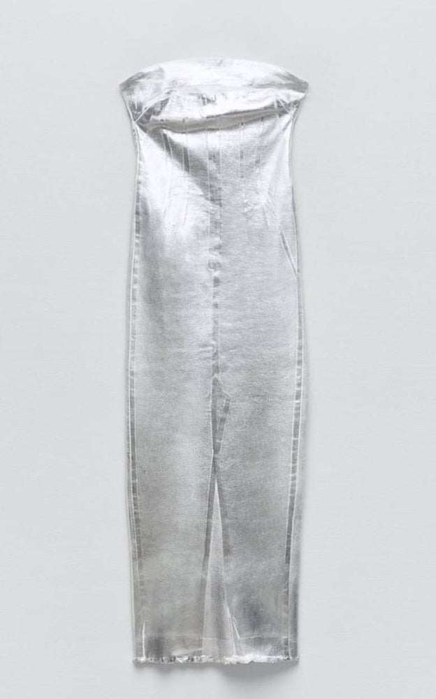 vestido metalizado. 27,99 euros en Zara.