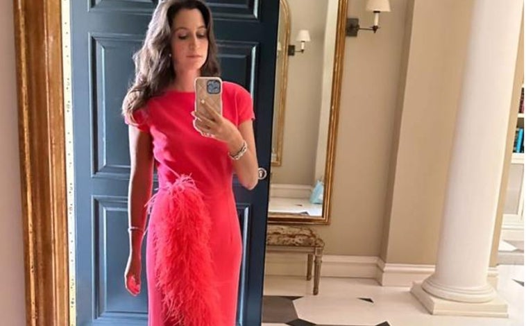 Imagen principal - Cristina Fernández de Torres, mujer de Álvaro Castillejo, sobrino de Isabel Presley, eligió un vestido rojo de Tot Hom; Samantha Vallejo Nájera, un arriesgado bicolor de Carolina Herrera, y Alejandra Onieva, hermana del novio, un elegante traje de brillos firmado por Armani (en la foto con su amigo Kortajarena). Mostraron sus looks para la boda horas antes, en sus respectivas cuentas de instagram, @samyspain @alex_onieva @crisft24