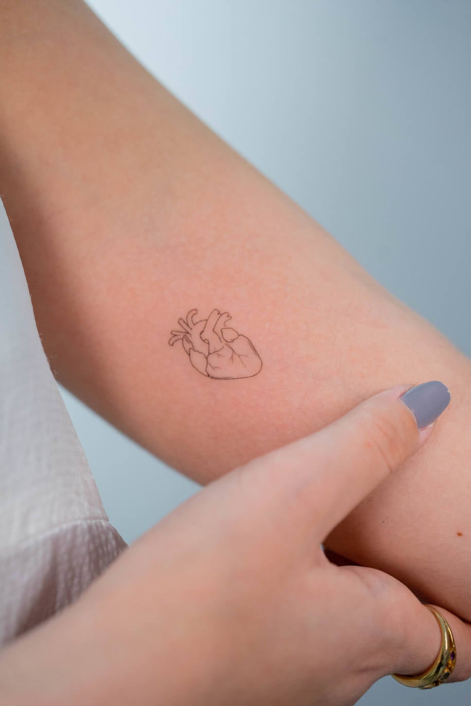 Tatuaje de corazón del tatuador Meyk Belmonte. 