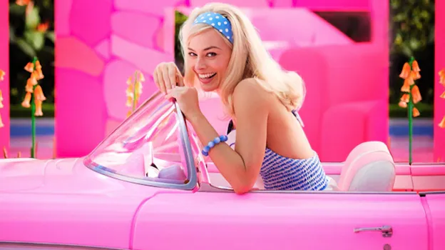 La melena con estética 'pin up' adornada con una cinta elástica es otro de los peinados icónicos de Barbie que ha reproducido Margot Robbie.