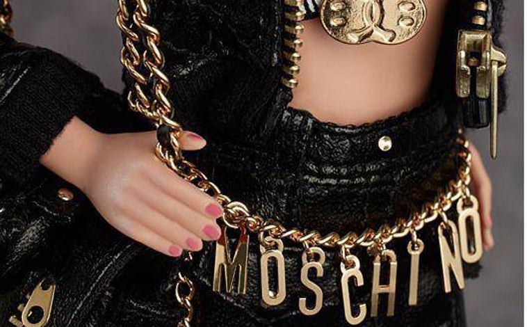 Imagen principal - Barbie viste Moschino.