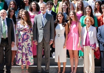 La Reina Letizia, con un ajustado vestido blanco, cede todo el protagonismo a sus hijas