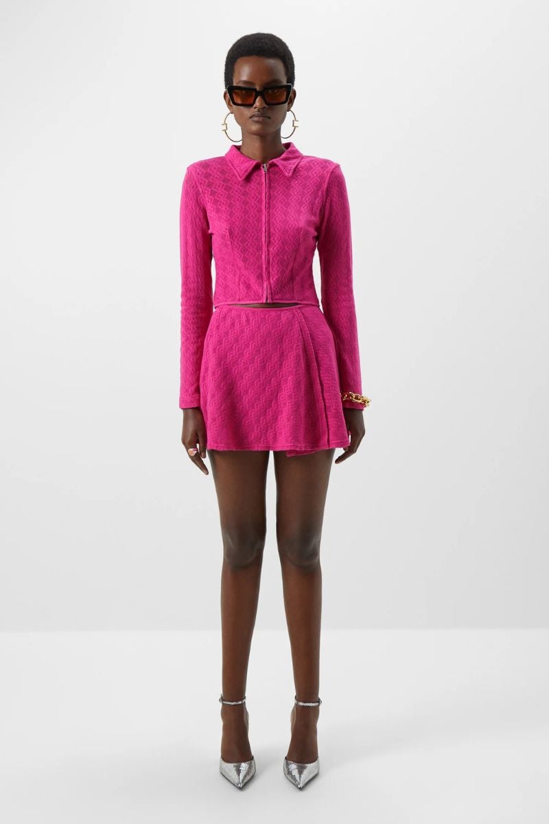 AGR. Falda acampanada con lazada en la cintura y cárdigan de manga larga con cuello camisero (130€).