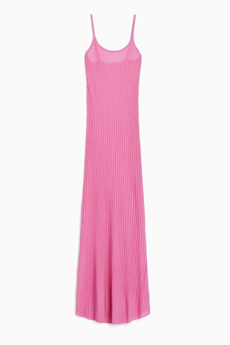 Bershka. Vestido largo con tirantes espagueti confeccionado en punto fino con la parte superior ajustada y falda evasé (9,99€).
