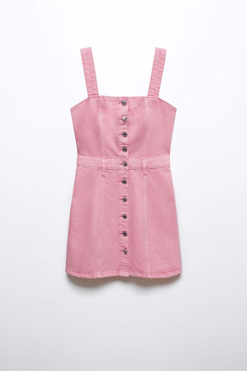 Mango. Pichi vaquero elástico con botones en la parte frontal y la cintura ligeramente ajustada en rosa lavado a la piedra (29,99€).