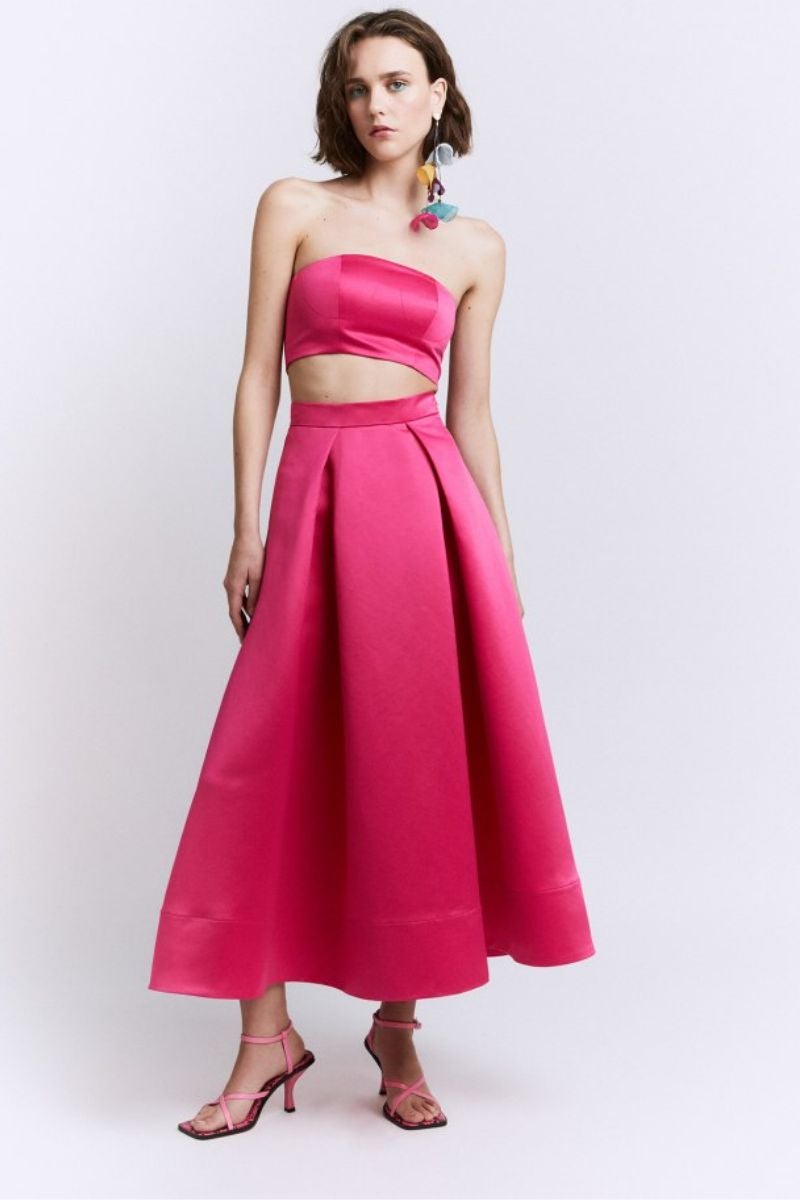 Sfera. Top bandeau y falda midi con tablas y volumen con acabado satinado (C.P.V.).