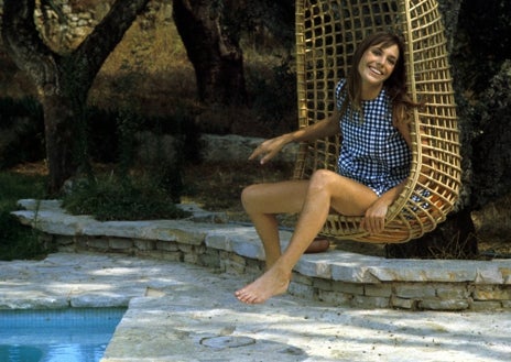 Imagen secundaria 1: su estilo minimalista y natural inspira a mujeres de todo el mundo 50 años después de que saltó a la fama.