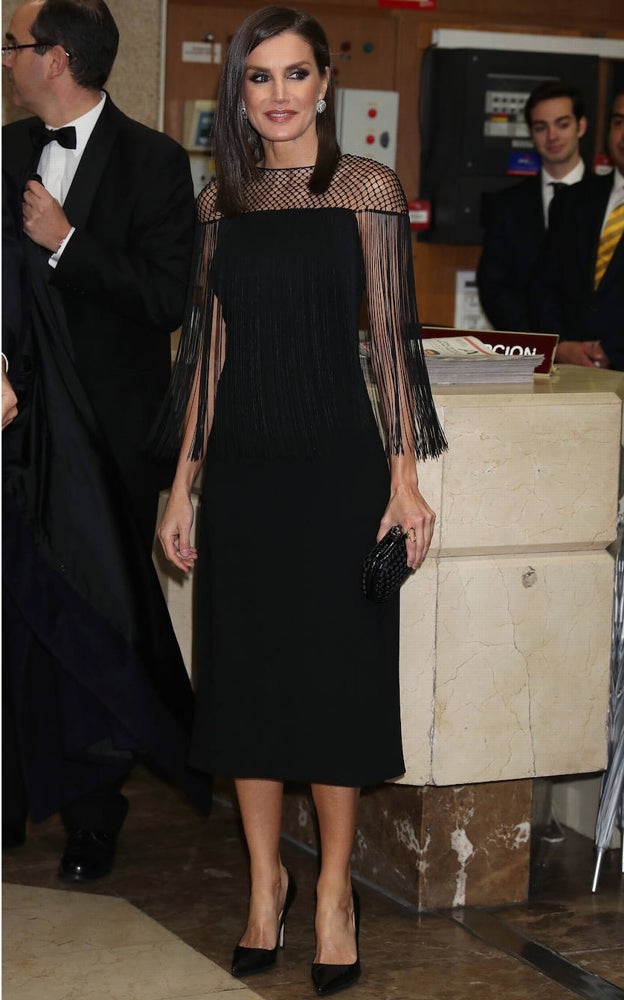 Doña Letizia lució un vestido negro con flecos de Hugo Boss para los Premios Cavia de 2019.