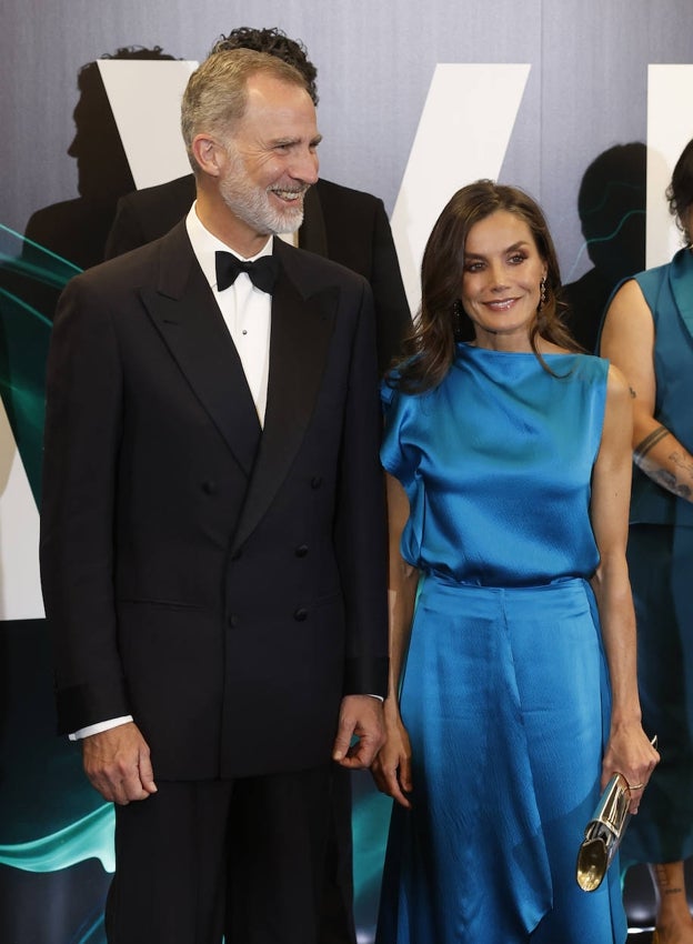 La Reina, muy sonriente, estrenando conjunto, en la entrega de los Premios Cavia 2023.