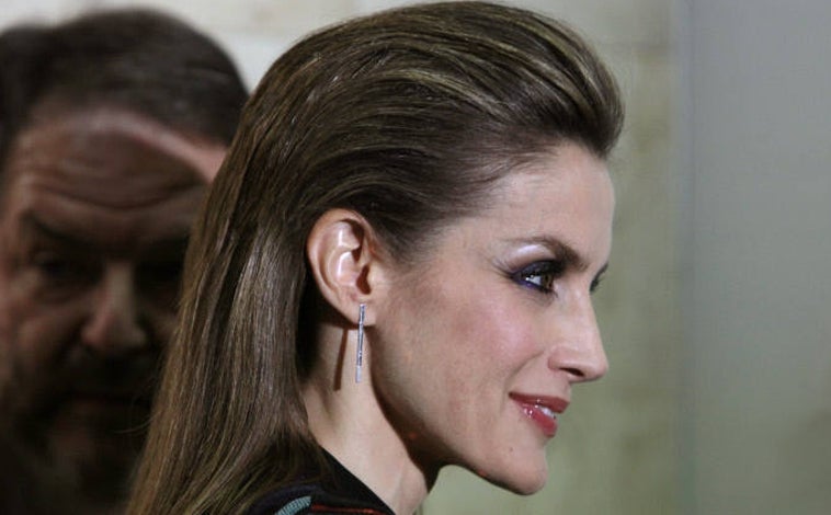 Imagen principal - La Reina Letizia llevó uno de sus estilismos más rompedores en los Premios Cavia de 2016.