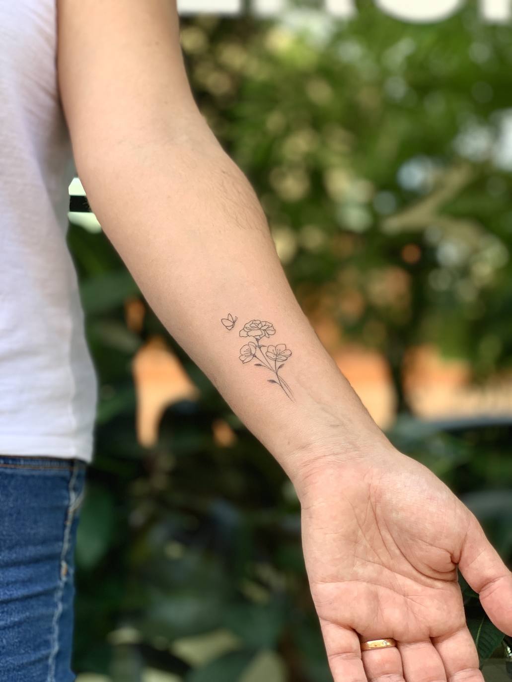 Tatuaje de línea  fina de @Alvi.tat.