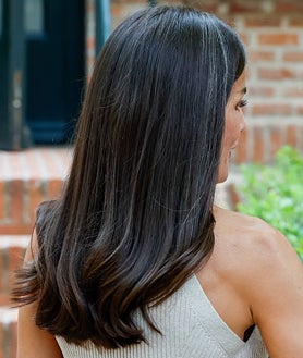 Imagen secundaria 2 - Brillante, abundante, con movimiento, así es es el cabello de la monarca superados los 50 años. 