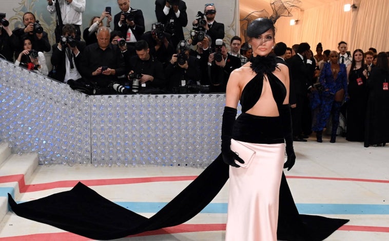 Imagen principal - Jennifer Lopez lució un diseño bicolor de escote 'cut out' en la Met Gala de 2023. 