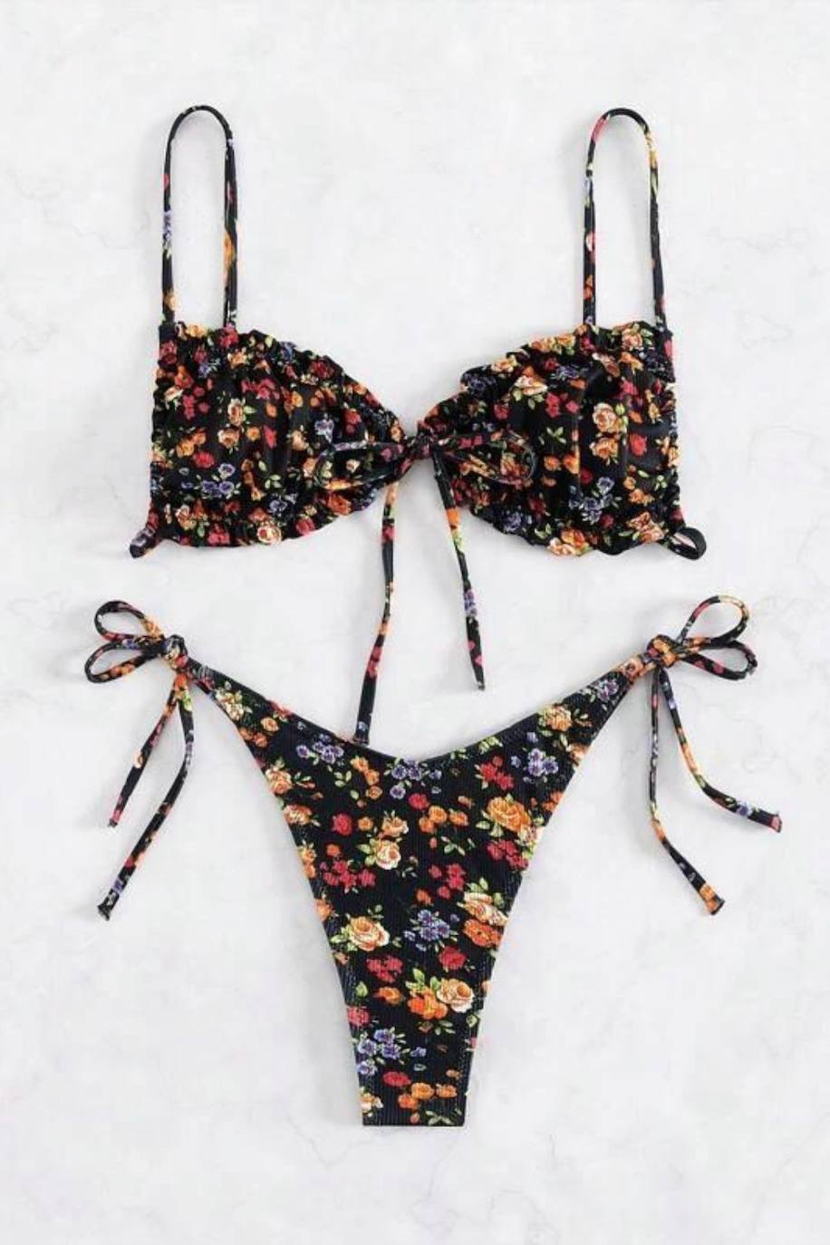 Bikini estampado floral con fondo negro y volantes. 10 euros en Shein.