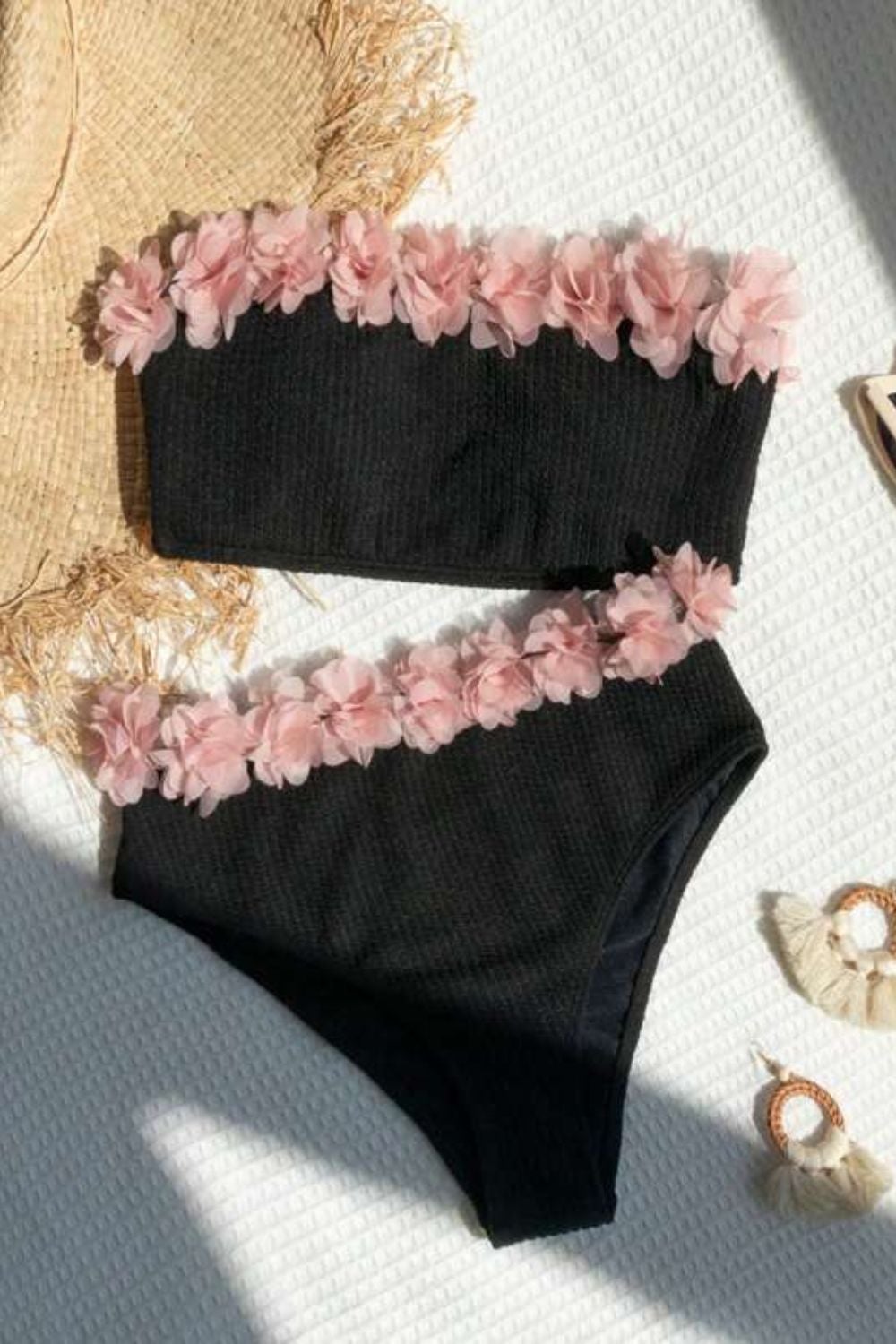 Bikini de braga alta con apliques de flores. 11 euros en Shein. 