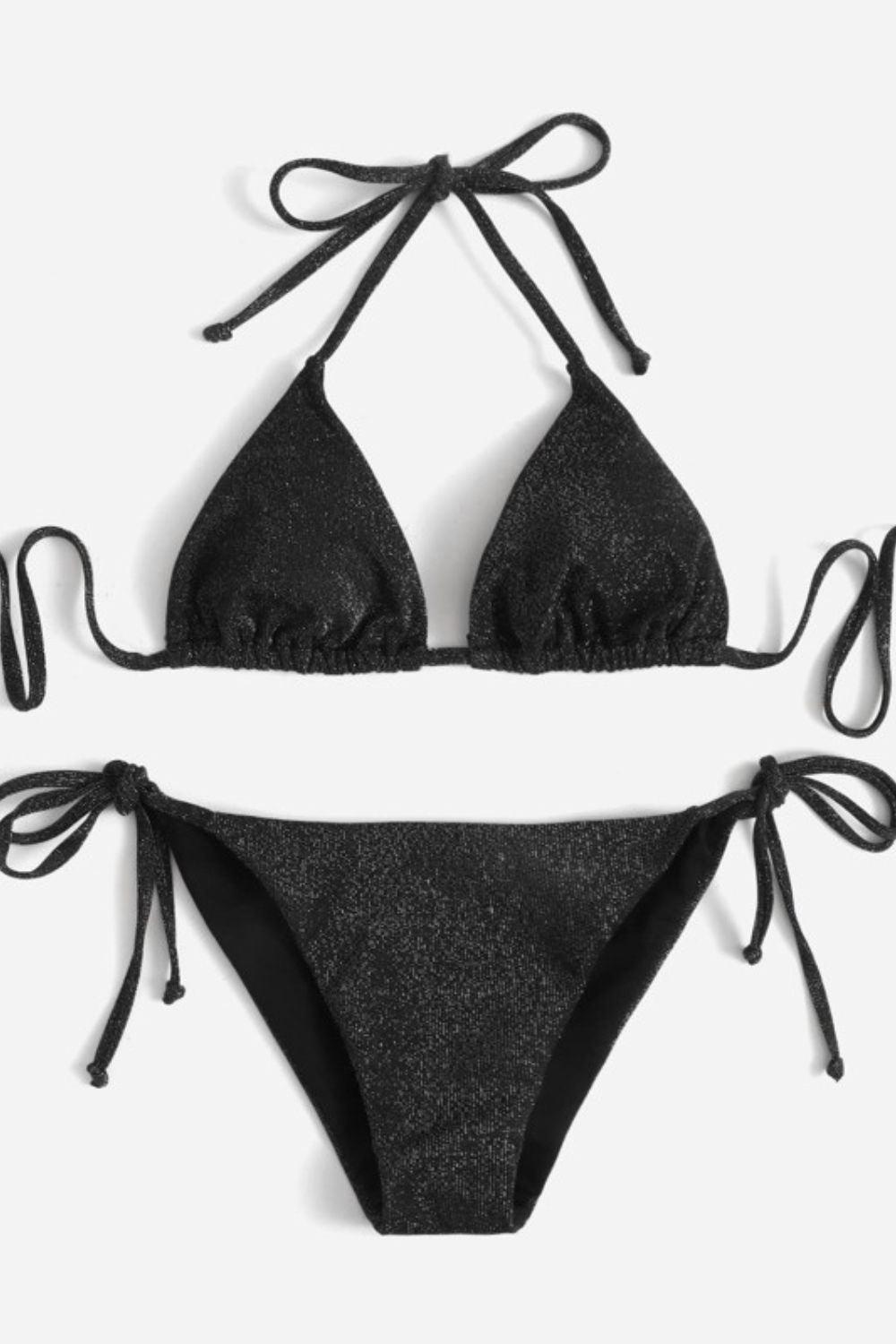 Bikini negro con destellos brillantes. Ocho euros en Shein. 