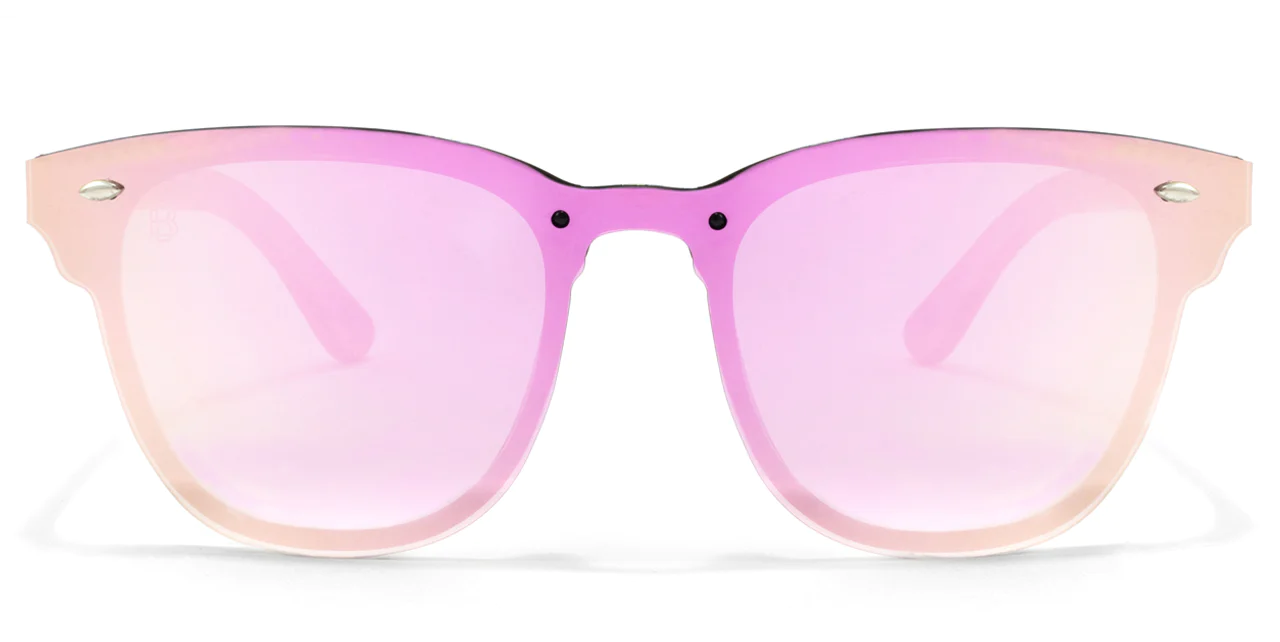 Con montura que refleja el estilo propio, destaca por su lente completa espejadas de color rosa polarizada con originales varillas de madera de ébano y pequeños embellecedores en metal. Son de Bababu y cuestan 44,95 euros.