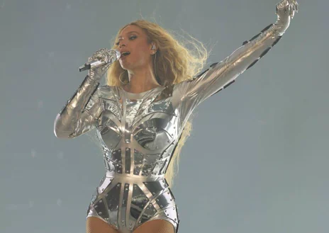 Imagen secundaria 1 - Beyoncé ha llevado diseños de Balmain plenamente metalizados. 