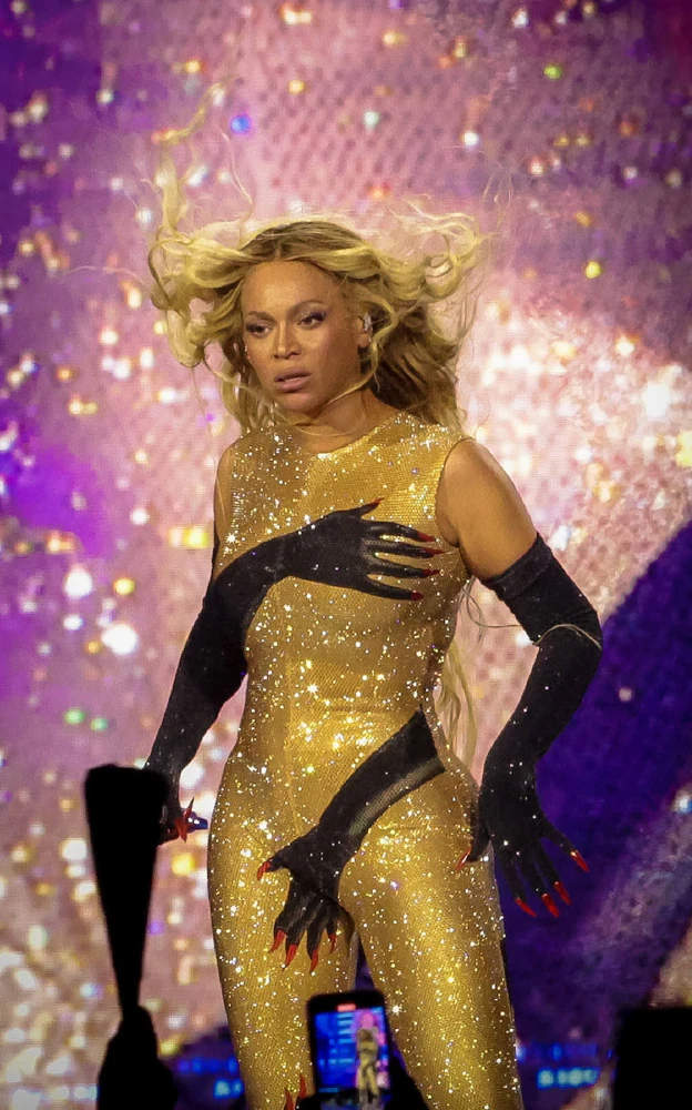 Beyoncé con un look de Loewe en el escenario.