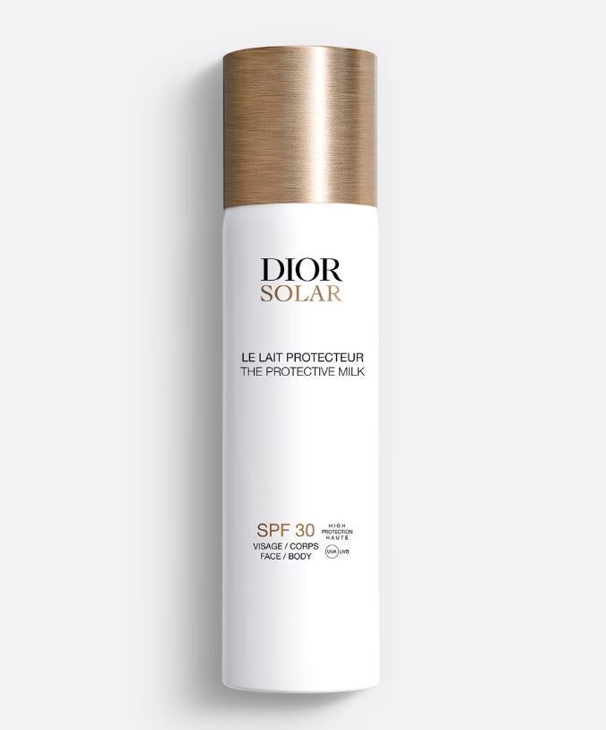 Dior Solar Leche Protectora para rostro y cuerpo SPF 30 (47 €). El formato vaporizador es práctico e intuitivo y permite una aplicación uniforme sobre la piel. La textura láctea de este tratamiento solar hidrata y refresca la piel de forma perceptible, mientras la protege de los rayos UVA/UVB. Es una leche solar de alta protección, adaptada para su uso en el rostro y en el cuerpo. Su fórmula es resistente al agua.