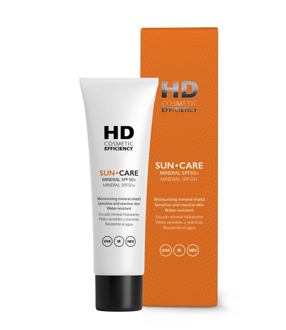 HD Sun - Care Mineral SPF 50+ de HD Cosmetic Efficiency (23,20 €). El fotoprotector ideal para las pieles sensibles y reactivas gracias al contenido en activos calmantes y descongestivos como pantenol, bisabolol y raíz de regaliz. Su fórmula contiene Sun Care Shield (filtros minerales) y Blue Light Shield (escudo frente a los radicales libres) para una fotoprotección global y EpigenCur (cóctel epigenético que activa genes que intervienen en la síntesis de colágeno, elastina y glucosaminoglicanos) que protege del envejecimiento de la piel.