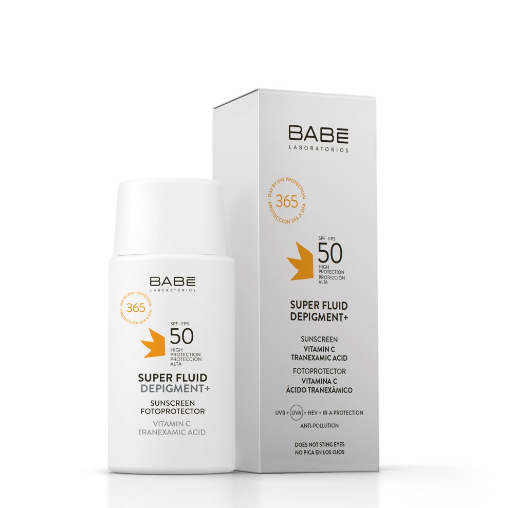 Super Fluid Depigment+ SPF 50 de Babe (22 €). Un protector solar que actúa sobre las manchas del rostro y que se puede usar a diario. En su fórmula destaca la combinación de vitamina C estable 2%, con propiedades despigmentantes y acción antioxidante; y ácido tranexámico que aclara las manchas y reduce la pigmentación tras la exposición solar, además de recuperar la función barrera. Su textura súper fluida y su resistencia al gua, son un plus.