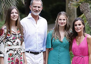 Los vestidos y las alpargatas de la Reina Letizia, la Princesa Leonor y la Infanta Sofía en el posado de verano en Mallorca
