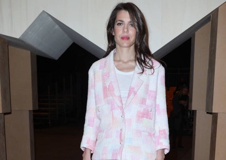 Imagen secundaria 1 - Carlota Casiraghi apuesta por 'total looks' y por las últimas tendencias